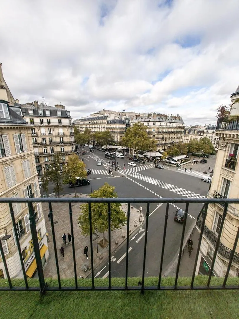 Saint-Germain-Des-Pres Love Story Paris